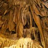 Ovunque ci sono formazioni geologiche impressionanti e sulle nostre teste pendono fitte strutture calcitiche dalle sfumature dorate. �Noi le chiamiamo "fette di prosciutto"�, sottolinea scherzosamente Enza. Il loro colore, in effetti, ricorda proprio quello del rivestimento del crudo
